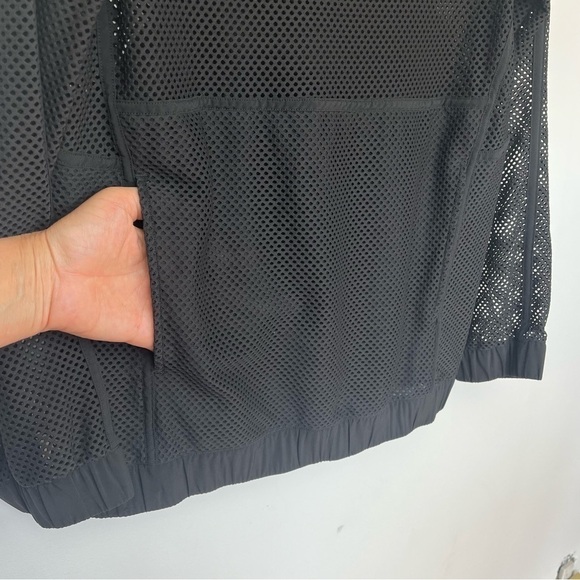 EUC Lululemon | Mesh On Mesh Pop Over Size 6 (check measurements) - Picture 8 of 8